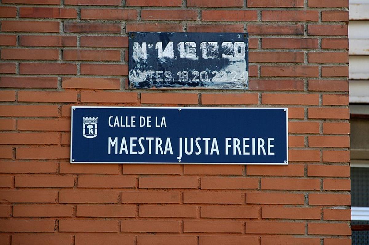 Calle de la Maestra Justa Freire