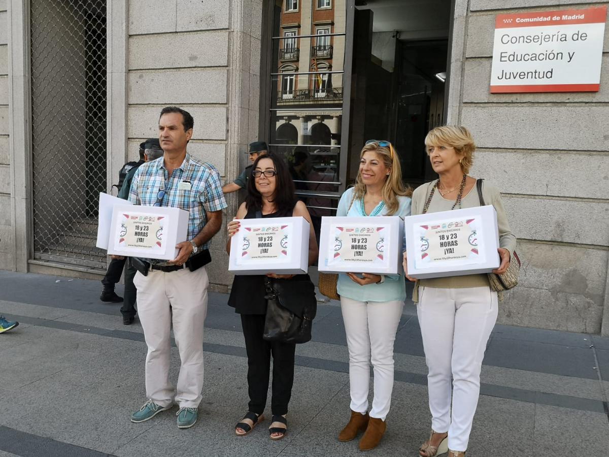 CCOO, ANPE, CSIF y FeSP-UGT Madrid entregan a la Consejera de Educacin 20 mil firmas del profesorado para exigir 23 y 18 horas lectivas