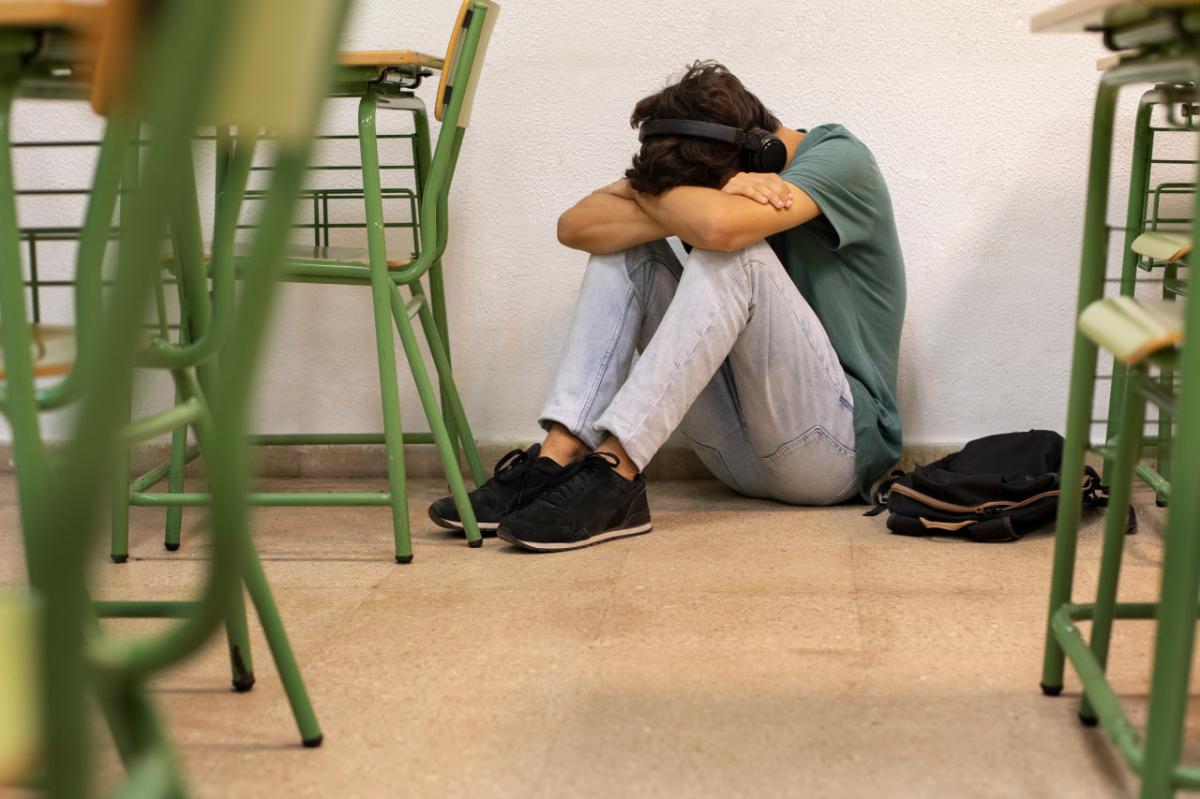 CCOO alerta del aumento de conductas autolticas con riesgo de suicidio en los institutos madrileos (Imagen de Freepik)